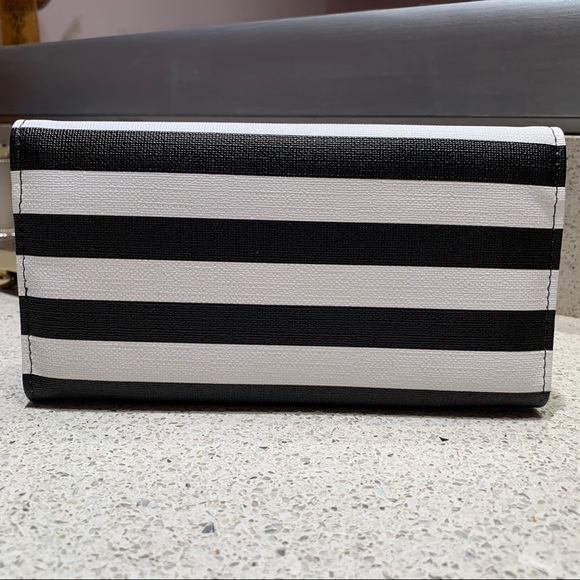 ⚫⚪ Elevate Your Style with the Kut from the Kloth Black and White Striped Wallet - Picture 3 of 7